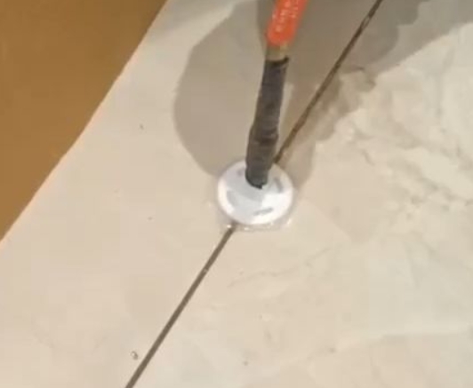 高平瓷砖空鼓维修公司专业解答瓷砖在铺贴过程中，如果没有涂抹均匀到位的粘结材料（如水泥砂浆或瓷砖胶），可能会导致以下问题
