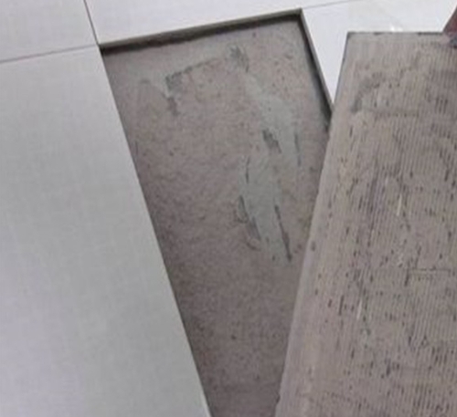 高平瓷砖空鼓维修公司分享瓷砖铺贴时如果打浆（即涂抹在瓷砖背面和基层上的砂浆或瓷砖胶）过少，会带来以下问题